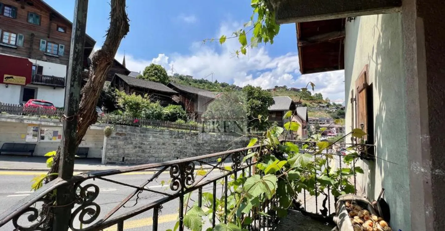 Dorfhaus mit mehreren Wohnungen zu renovieren + Scheune / Schuppen im Herzen des Dorfes (Val d'Hérens) - Foto 1 von 13