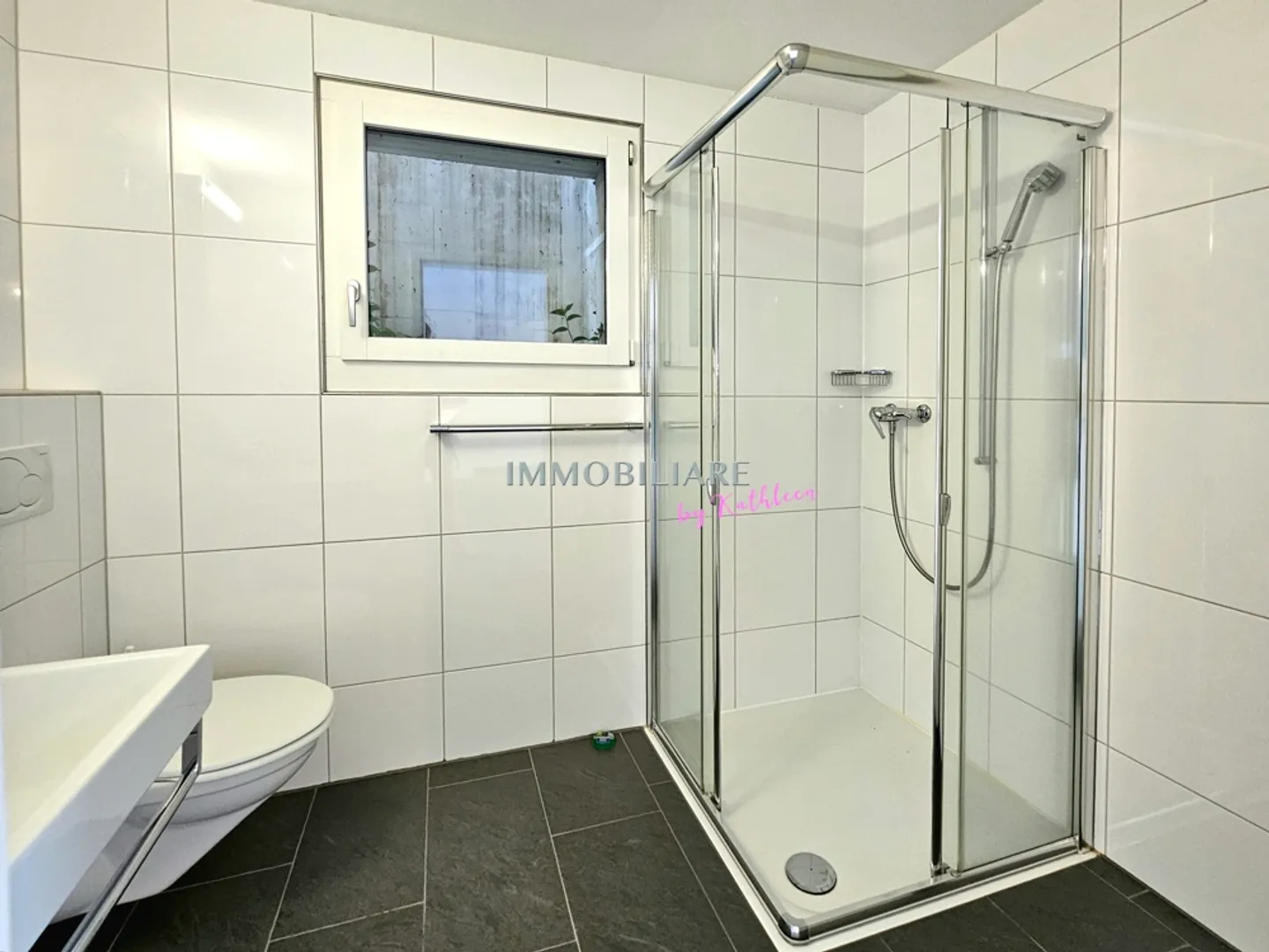 Duplex con 2 grandi terrazze, quota giardino e vista parziale sul lago, residenza principale - Foto 13 di 15