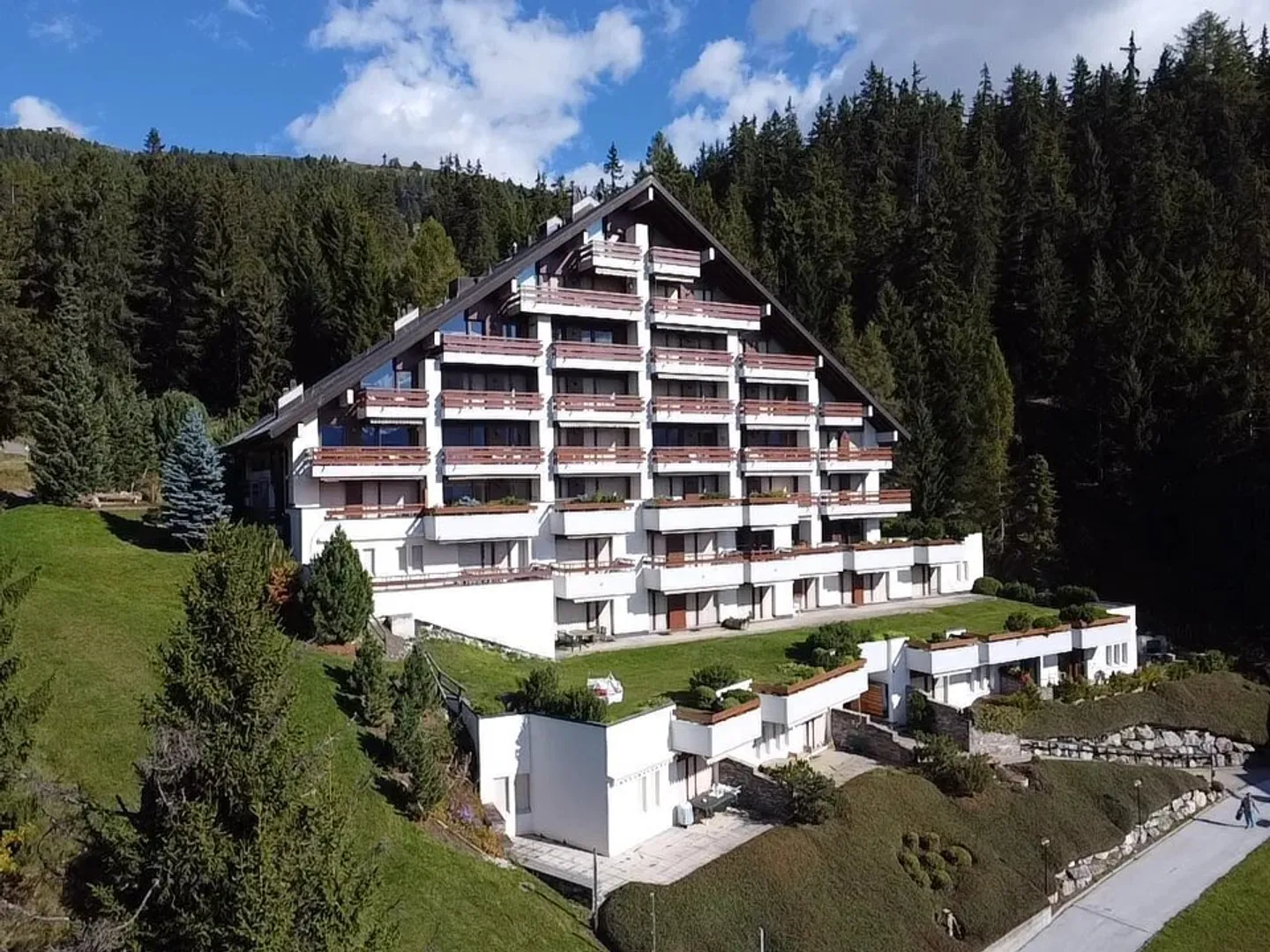 Fascino alpino e vista panoramica per questo splendido appartamento di 3,5 locali - Foto 2 di 10