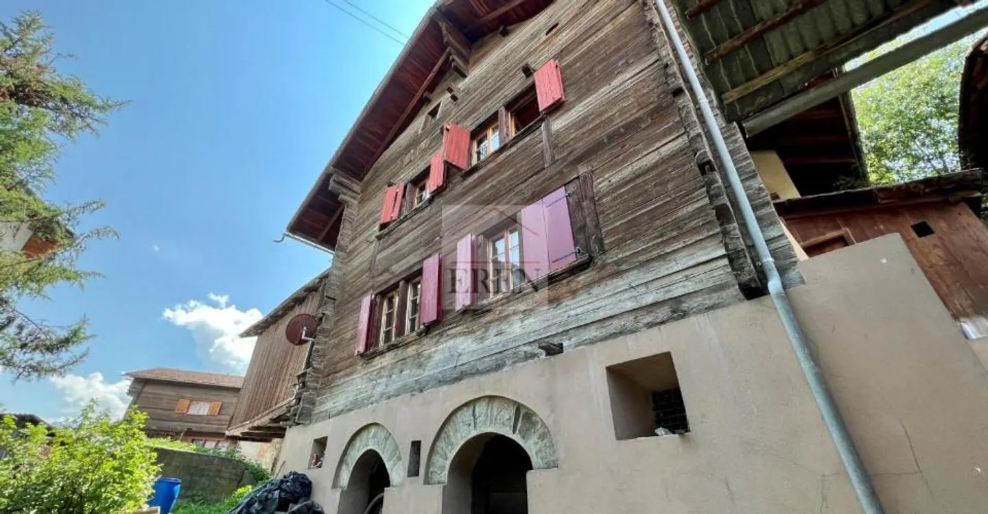 Dorfhaus mit mehreren Wohnungen zu renovieren + Scheune / Schuppen im Herzen des Dorfes (Val d'Hérens) - Foto 2 von 13