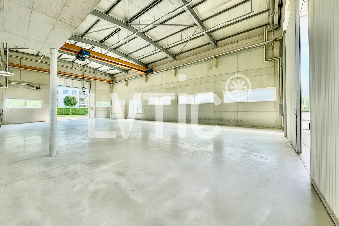 Capannone industriale di 1350 m2 su un lotto di 4000 m2 in vendita a Morat - Foto 3 di 18
