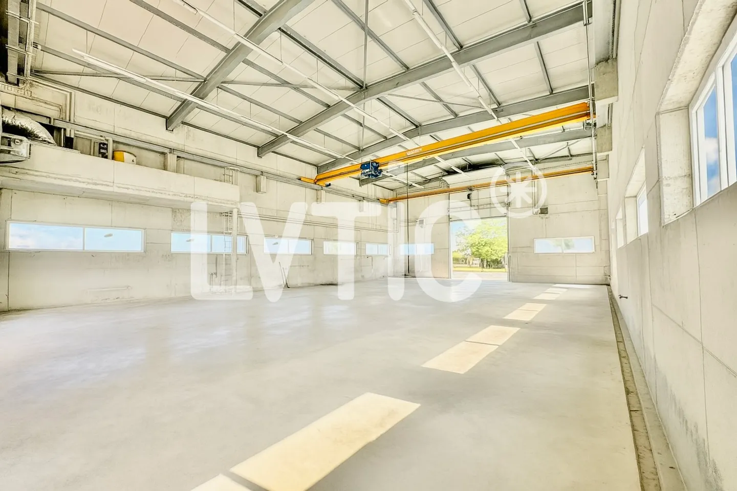 Capannone industriale di 1350 m2 su un lotto di 4000 m2 in vendita a Morat - Foto 4 di 18