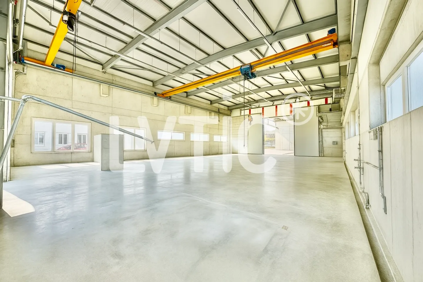 Capannone industriale di 1350 m2 su un lotto di 4000 m2 in vendita a Morat - Foto 6 di 18