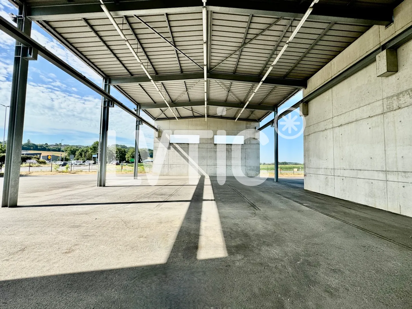Capannone industriale di 1350 m2 su un lotto di 4000 m2 in vendita a Morat - Foto 7 di 18