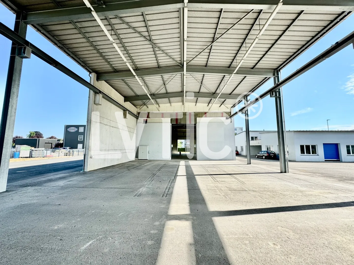 Capannone industriale di 1350 m2 su un lotto di 4000 m2 in vendita a Morat - Foto 8 di 18