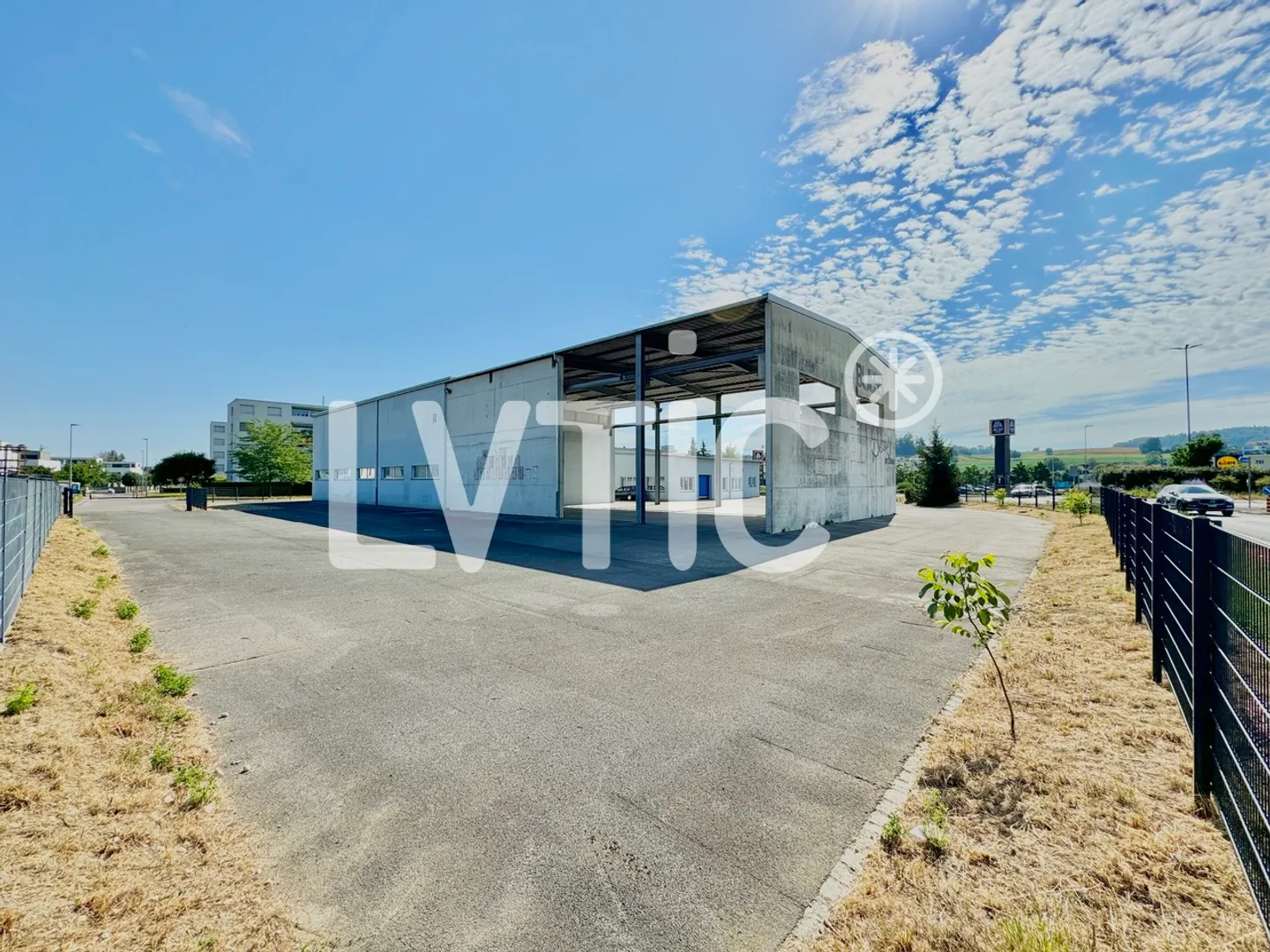 Capannone industriale di 1350 m2 su un lotto di 4000 m2 in vendita a Morat - Foto 9 di 18