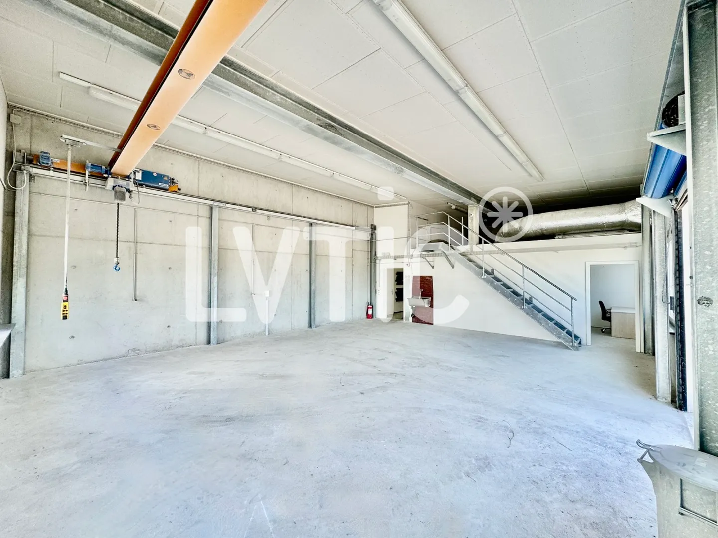 Capannone industriale di 1350 m2 su un lotto di 4000 m2 in vendita a Morat - Foto 13 di 18