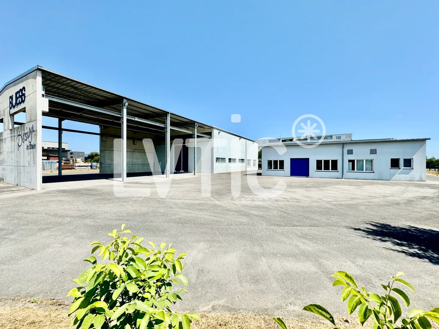Capannone industriale di 1350 m2 su un lotto di 4000 m2 in vendita a Morat - Foto 2 di 18