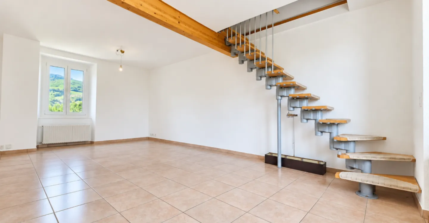Appartamento duplex di 5 locali 1-2 con balcone e posti auto esterni - Foto 3 di 9