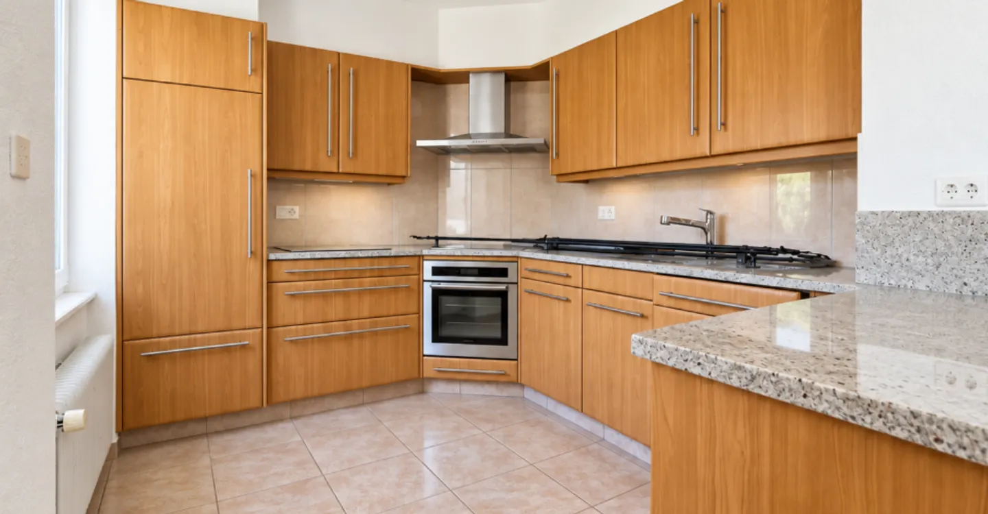 Appartamento duplex di 5 locali 1-2 con balcone e posti auto esterni - Foto 4 di 9