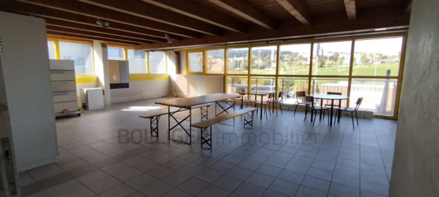«A vendre
Halle d'exposition, bureaux, dépôts, garages et stand de tir» - Photo 8 sur 18