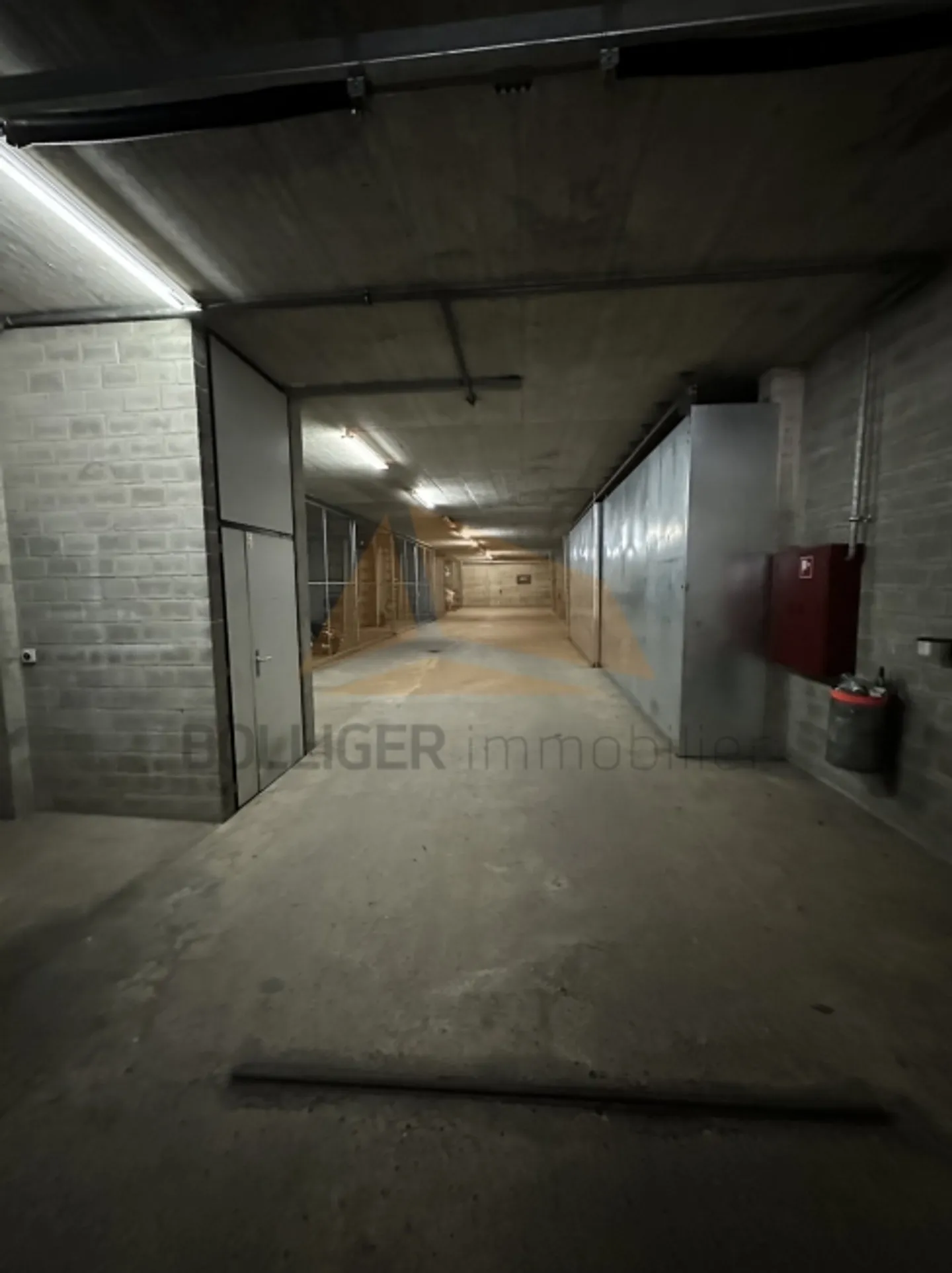 «A vendre
Halle d'exposition, bureaux, dépôts, garages et stand de tir» - Photo 15 sur 18
