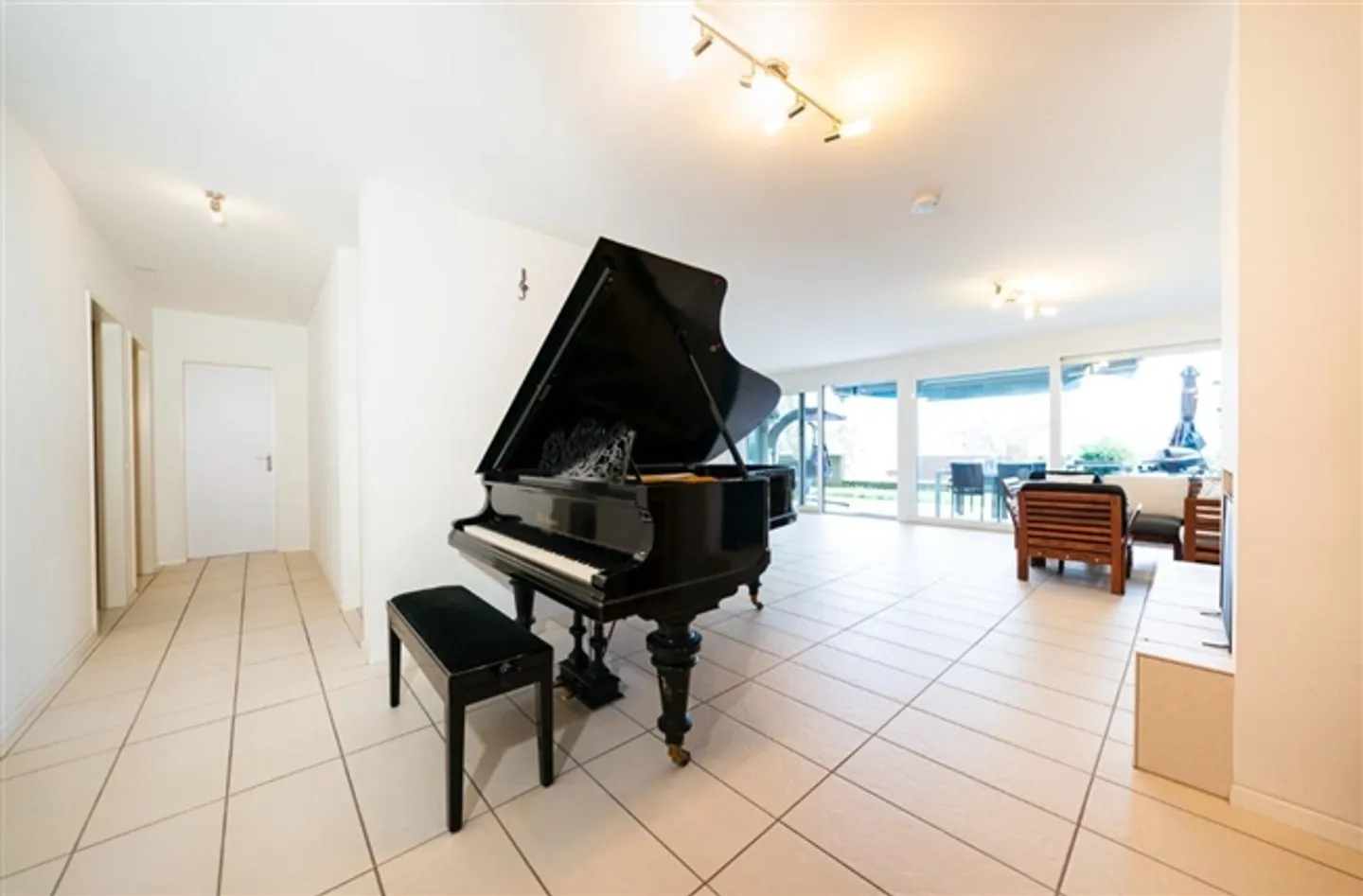 «Brissago moderno e spazioso appartamento di 4.5 locali con giardino privato/ moderne und geräumige 4,5-Zimmer-Wohnung mit privatem Garten» - Foto 1 di 10