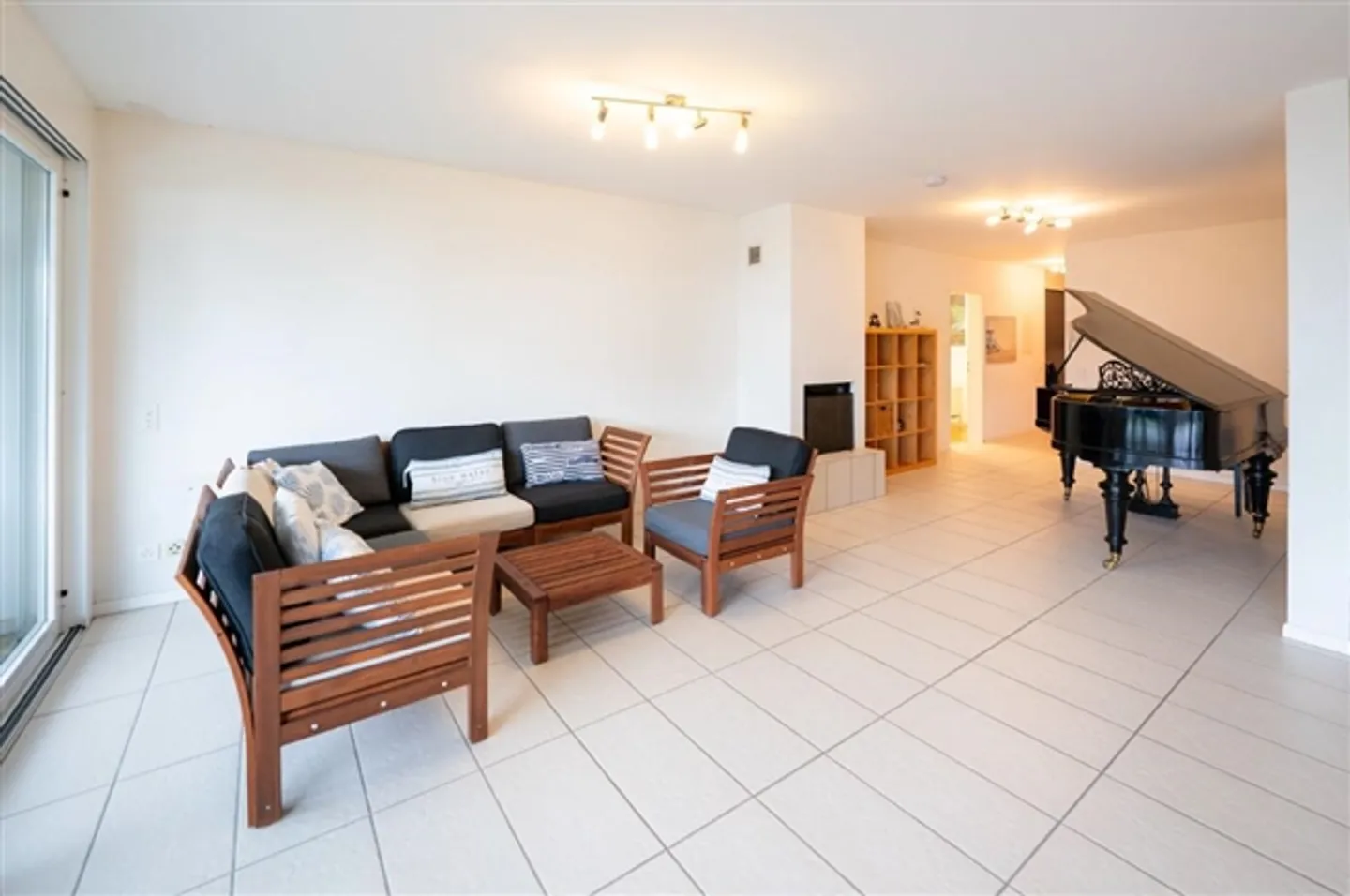 «Brissago moderno e spazioso appartamento di 4.5 locali con giardino privato/ moderne und geräumige 4,5-Zimmer-Wohnung mit privatem Garten» - Foto 2 di 10