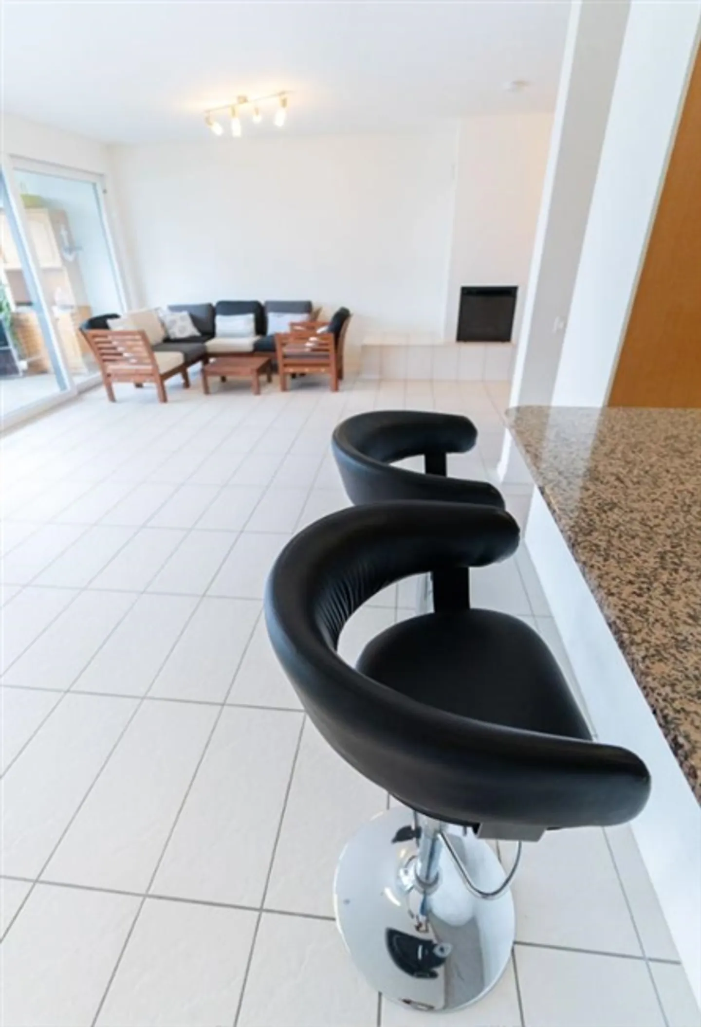 «Brissago moderno e spazioso appartamento di 4.5 locali con giardino privato/ moderne und geräumige 4,5-Zimmer-Wohnung mit privatem Garten» - Foto 5 di 10