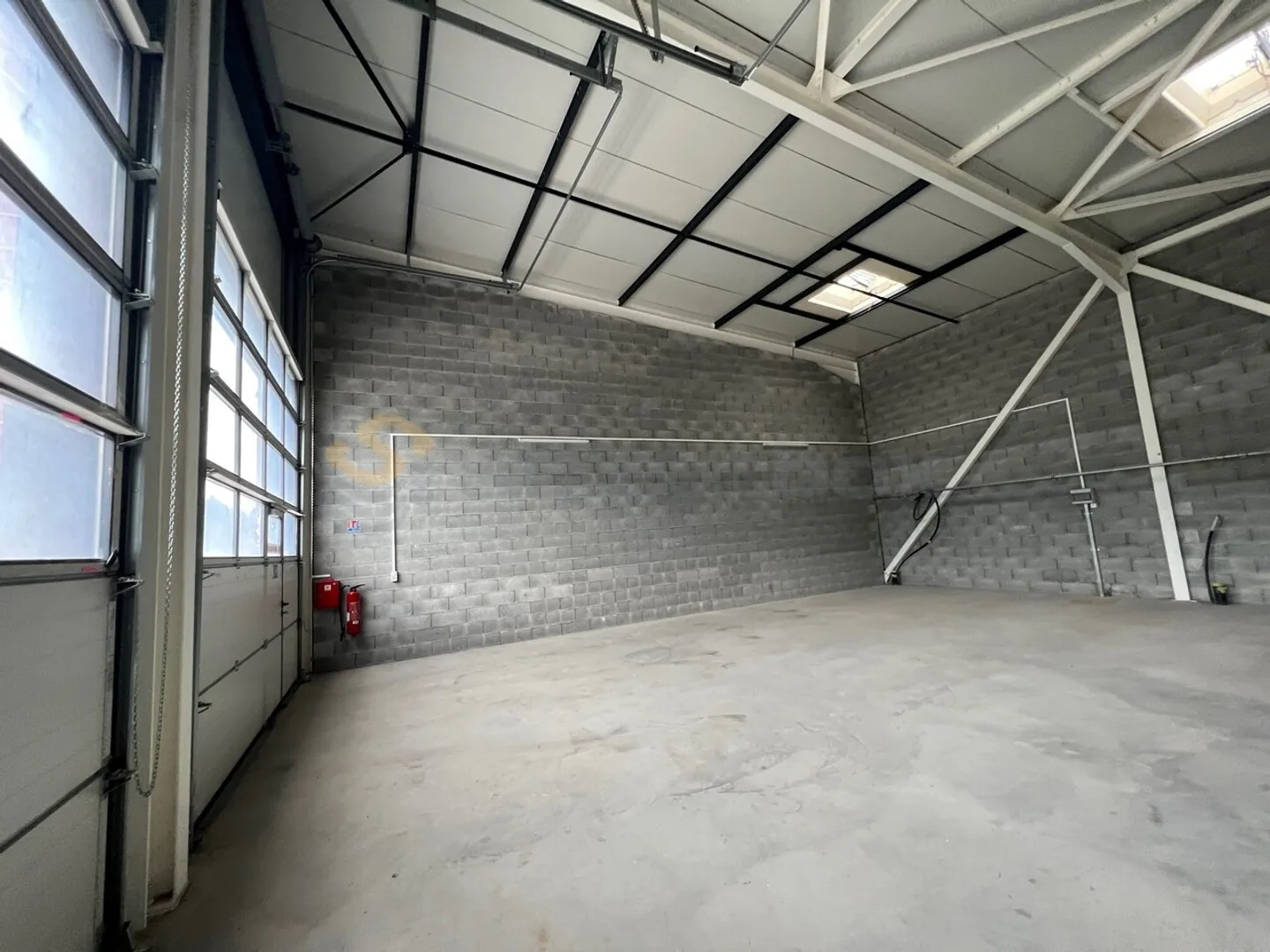 Streetbox double of 120m2 very well located for sale! - Photo 2 of 3