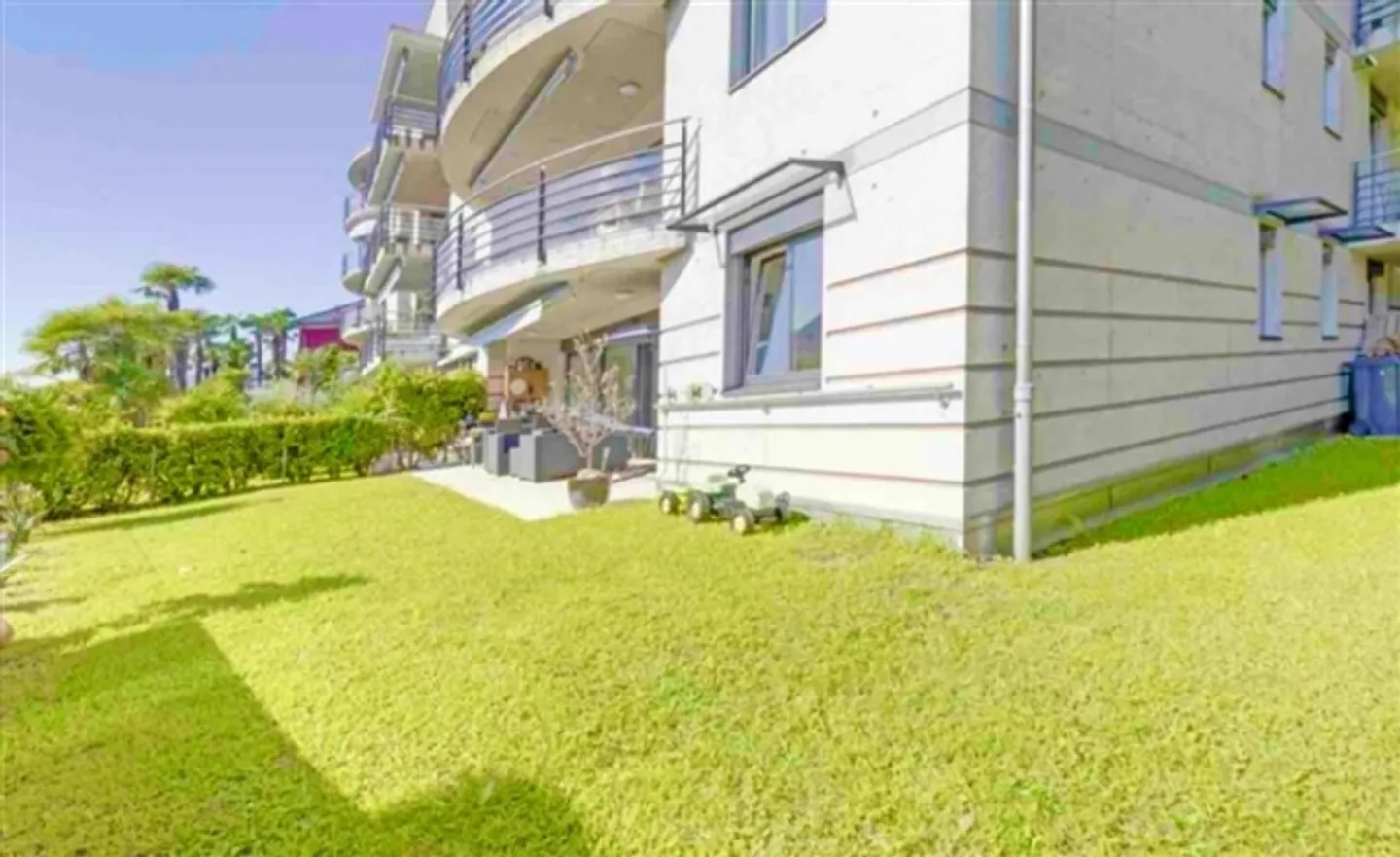 «Brissago moderno e spazioso appartamento di 4.5 locali con giardino privato/ moderne und geräumige 4,5-Zimmer-Wohnung mit privatem Garten» - Foto 7 di 10