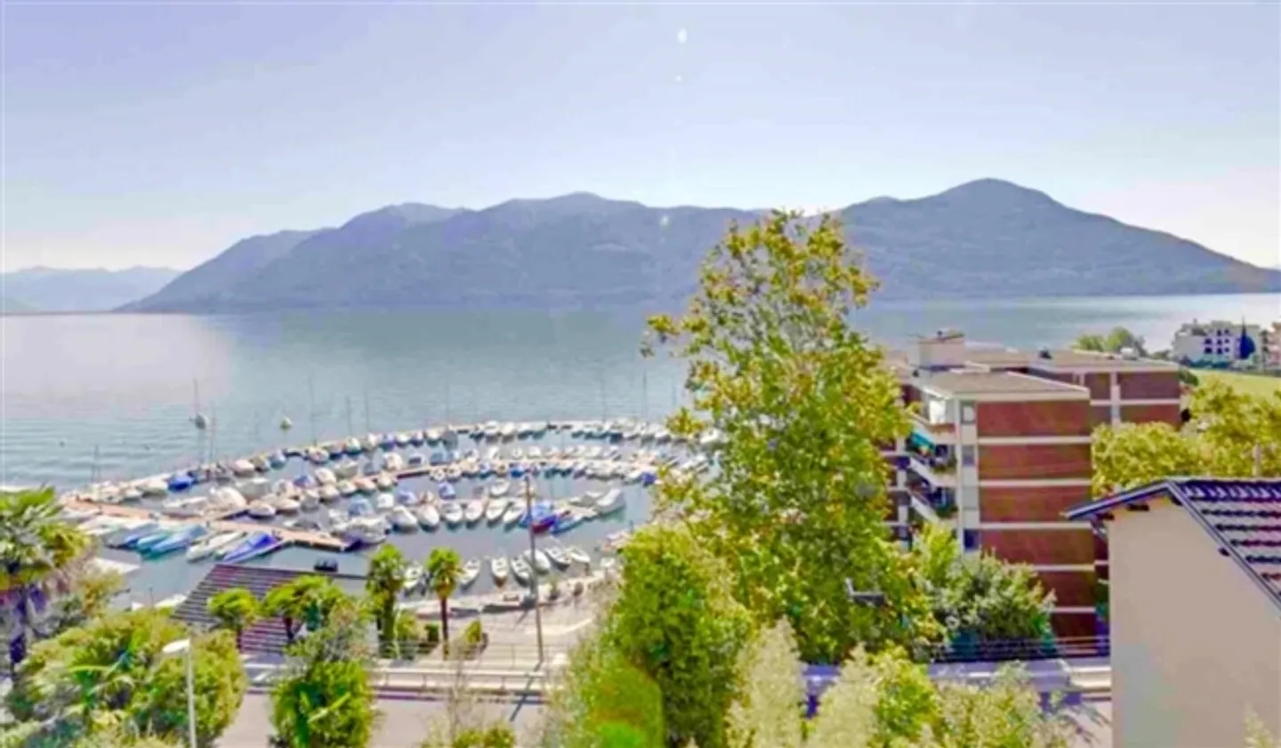 «Brissago moderno e spazioso appartamento di 4.5 locali con giardino privato/ moderne und geräumige 4,5-Zimmer-Wohnung mit privatem Garten» - Foto 8 di 10