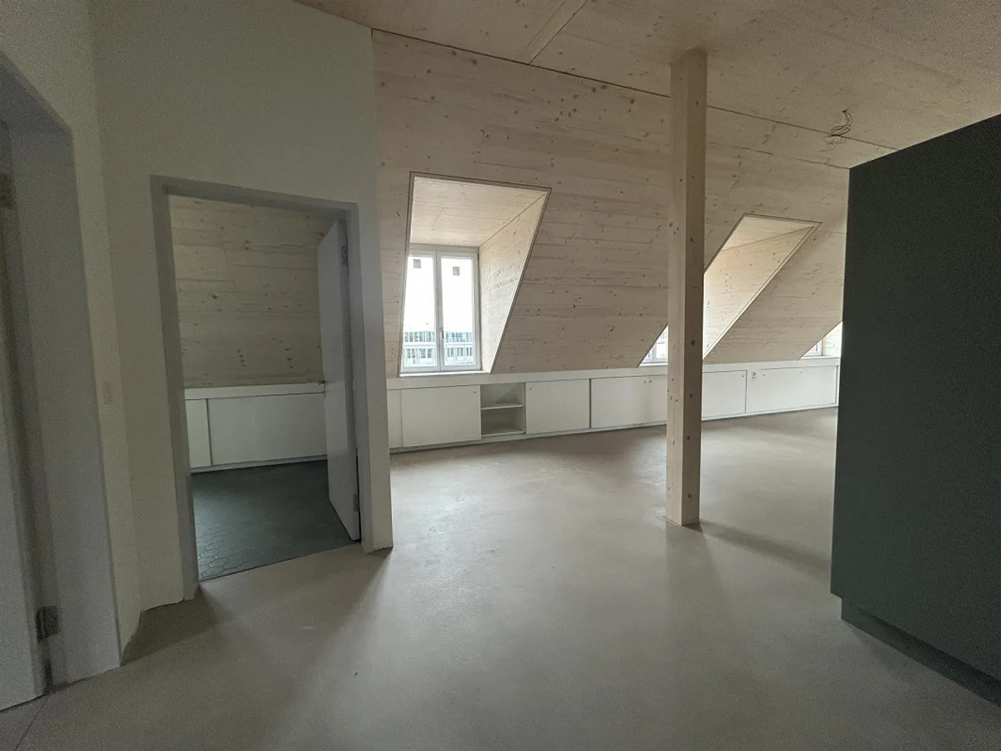 Charming penthouse apartment including spacious rooftop terrace in Wiedikon - Photo 3 of 12