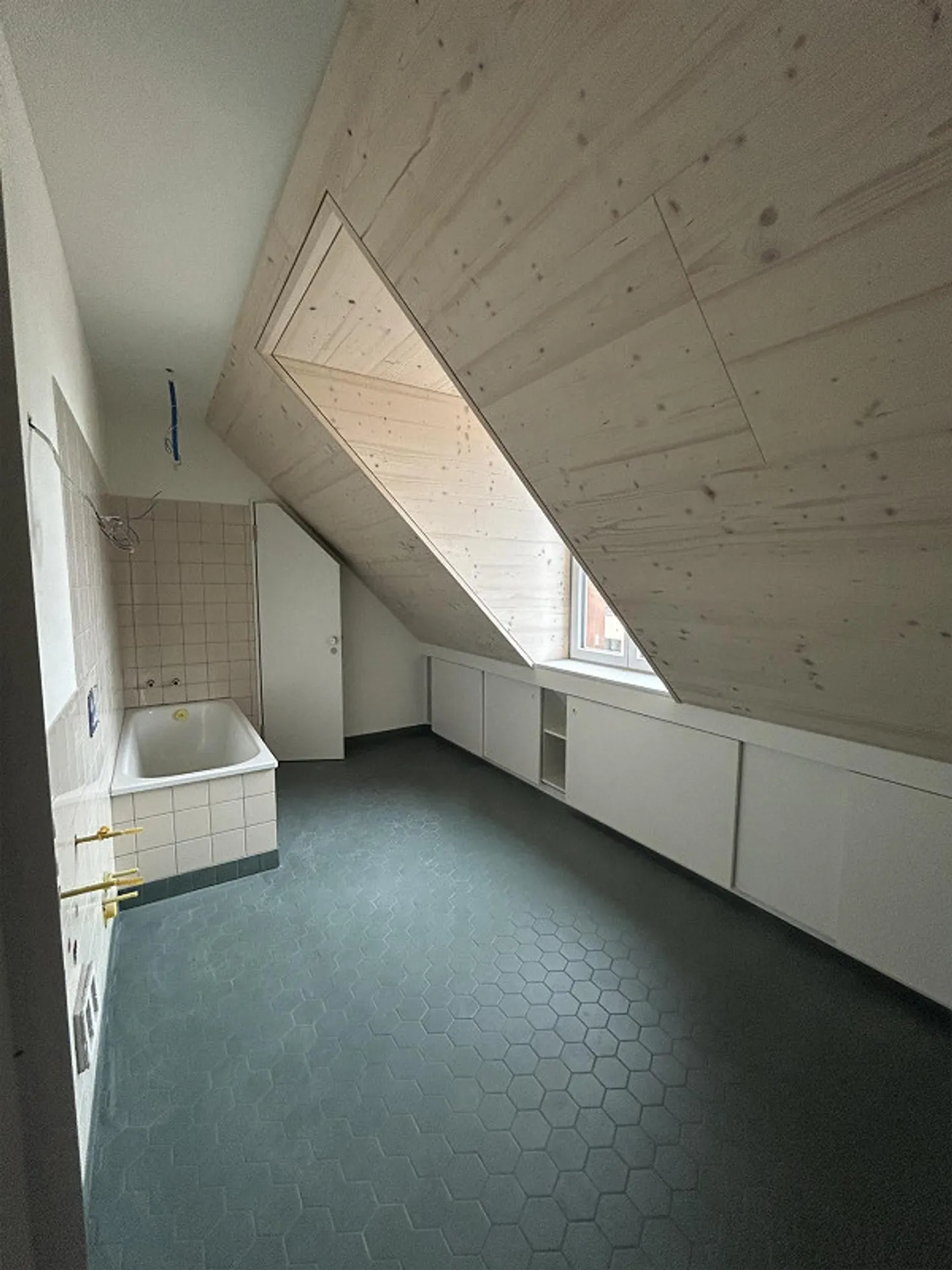 Charming penthouse apartment including spacious rooftop terrace in Wiedikon - Photo 8 of 12