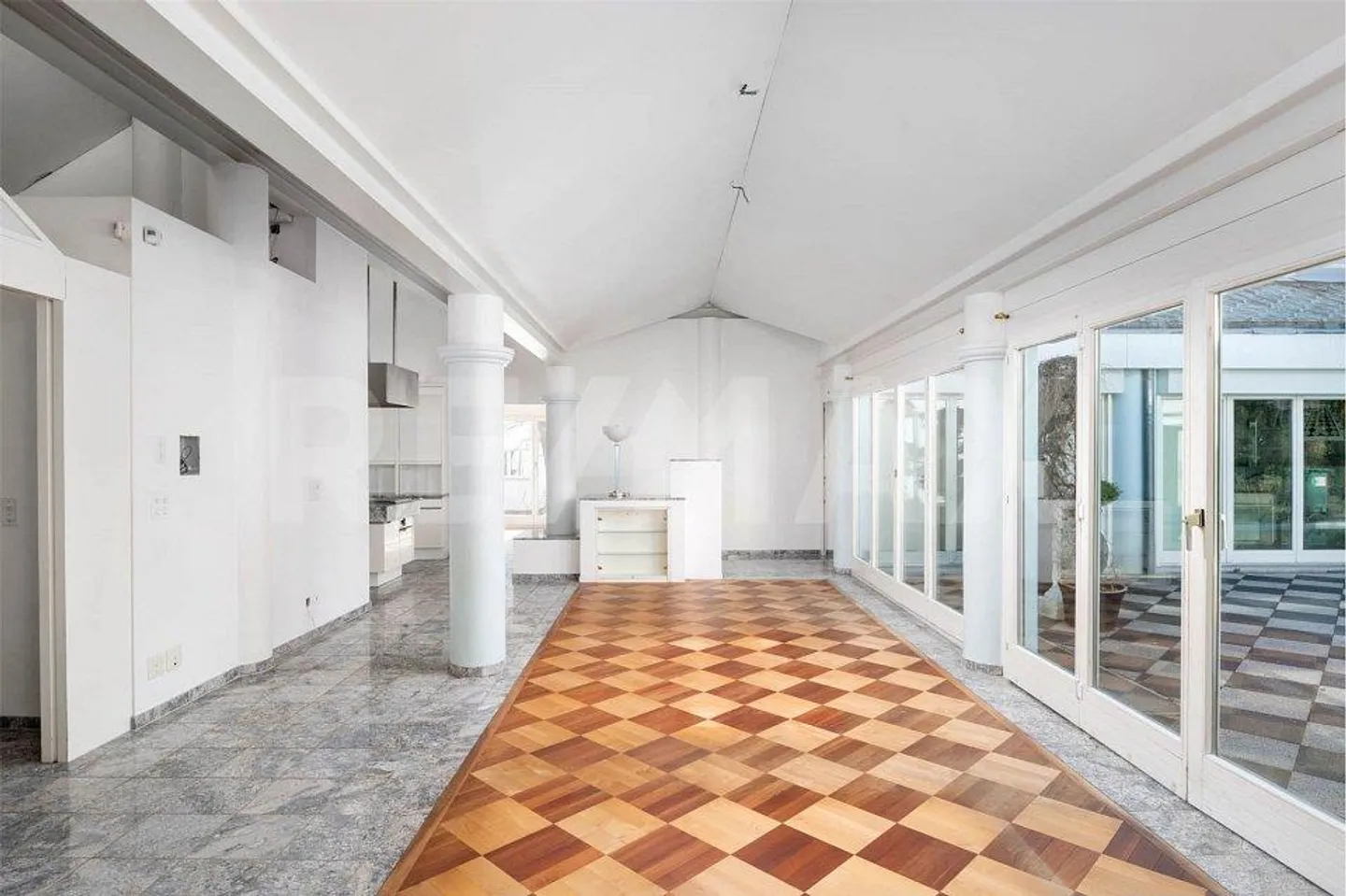 Elegant 5.5 Room Single Family House with Pool, Sauna and Plenty of Space! - Photo 10 of 13