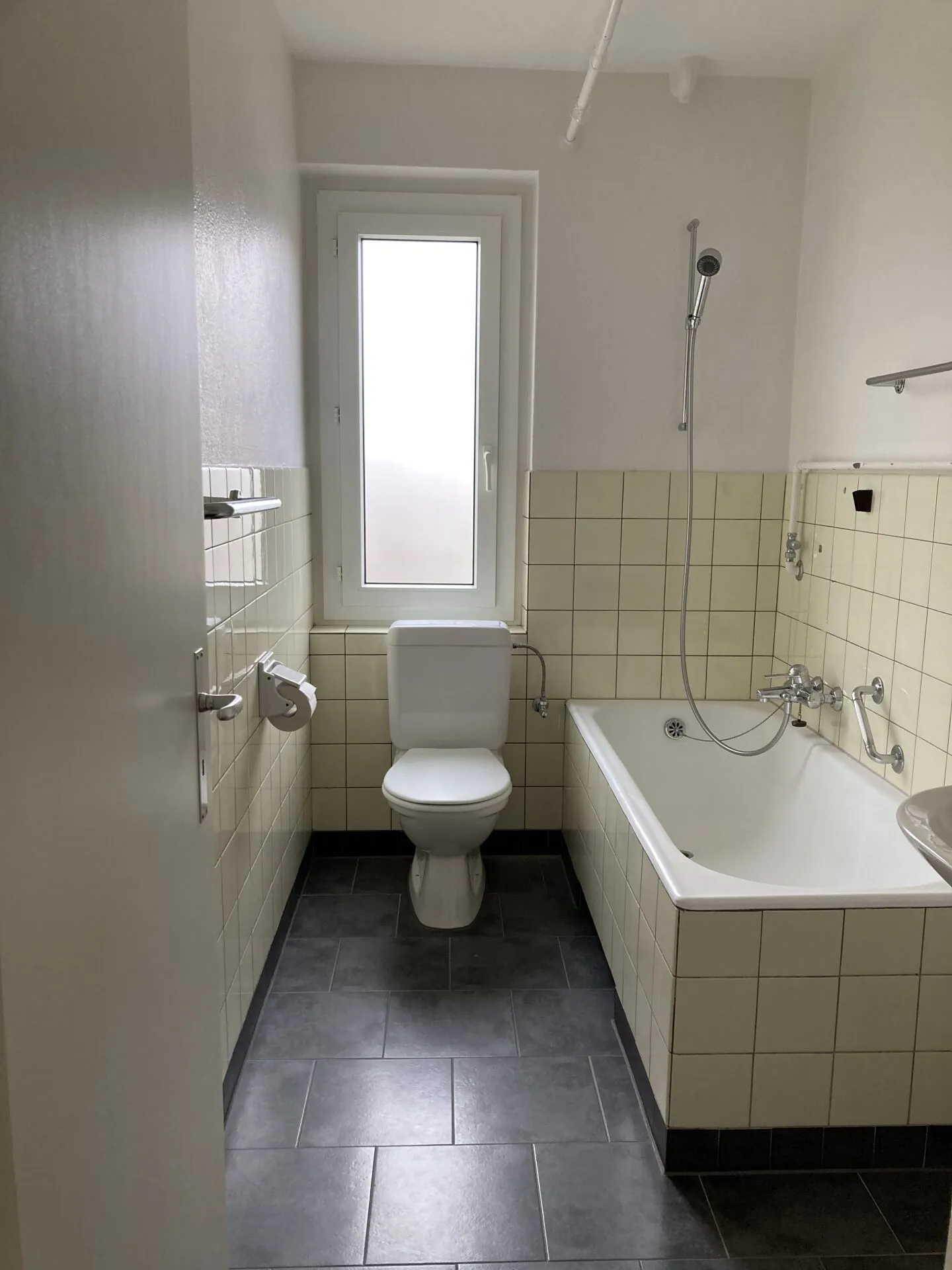 Appartement de 3 pièces fraîchement peint dans un emplacement central à Ostermundigen ! - Photo 4 sur 11