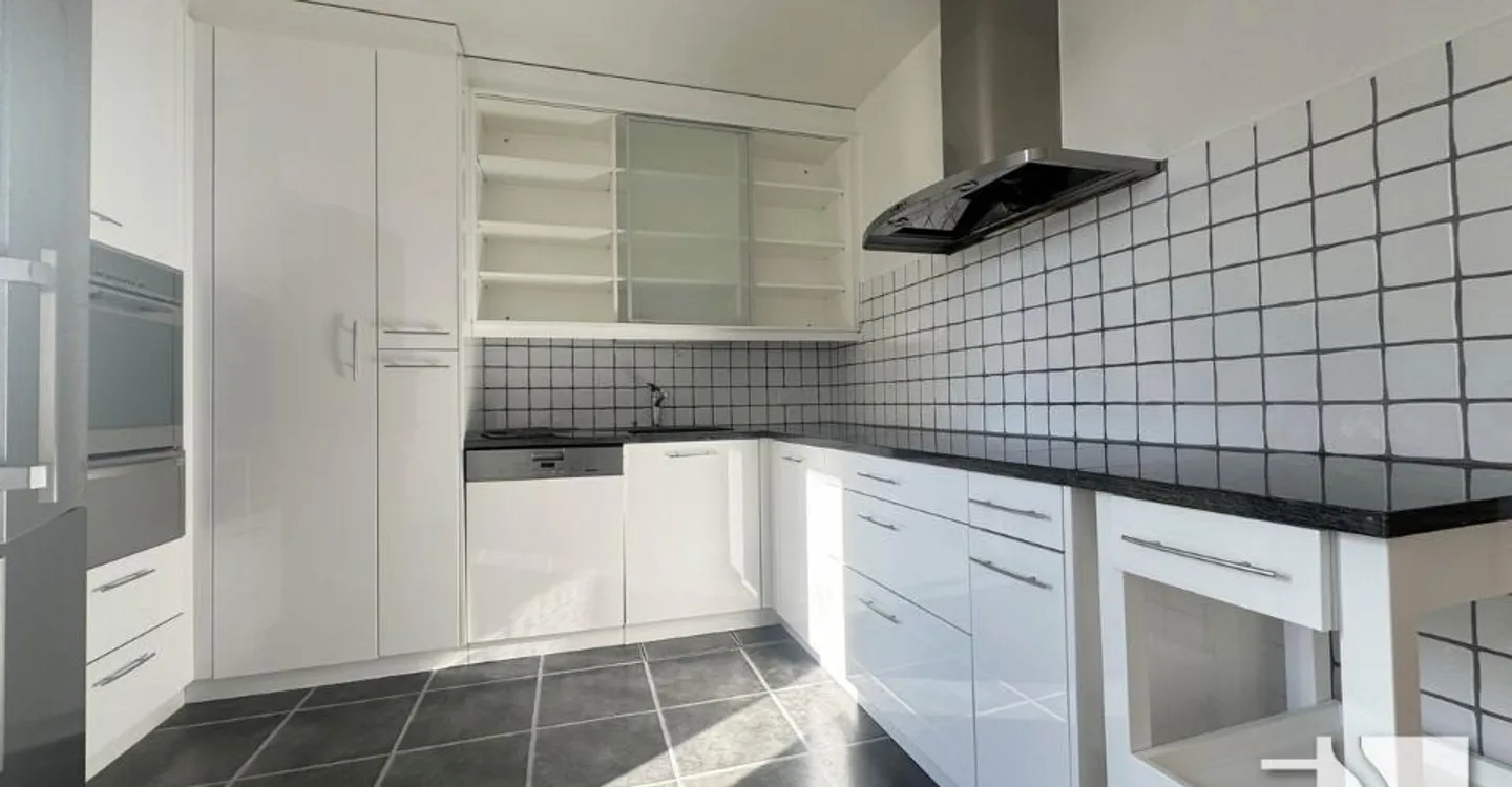 GERÄUMIGE 3½ ZIMMER MIT BALKONEN IN RENOVIERUNG - Foto 3 von 5