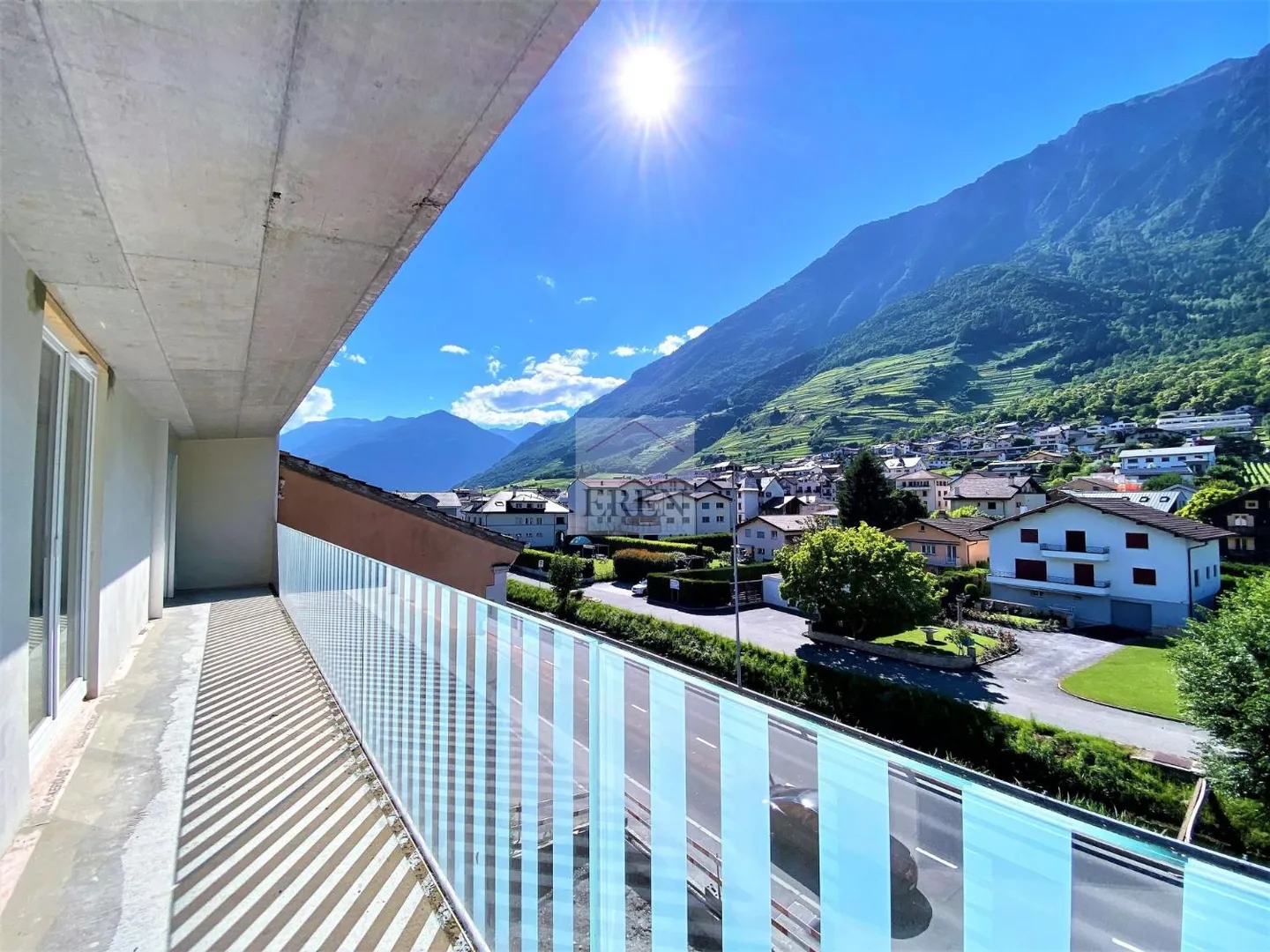 Spazioso attico 2,5p di 90m2 e grande terrazza di 29 m2 nel centro di Fully - Foto 3 di 13