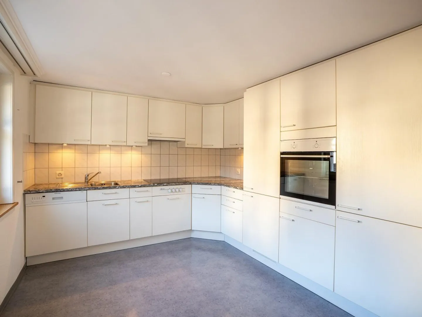 Spacious Old Town Apartment with Sunny Balcony - Photo 3 of 8