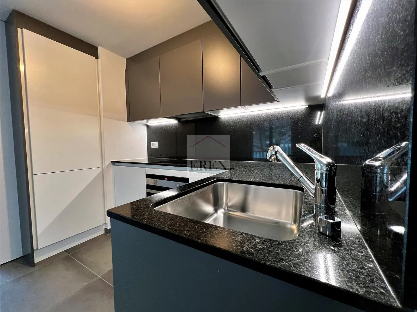 Spazioso attico 2,5p di 90m2 e grande terrazza di 29 m2 nel centro di Fully - Foto 4 di 13