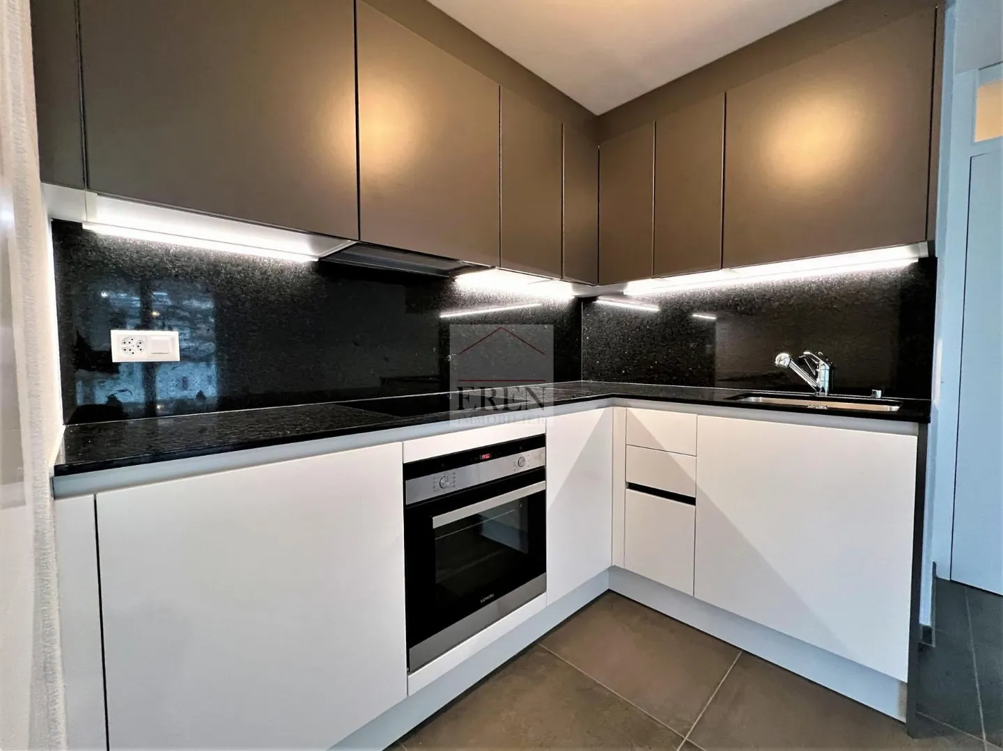 Spazioso attico 2,5p di 90m2 e grande terrazza di 29 m2 nel centro di Fully - Foto 5 di 13