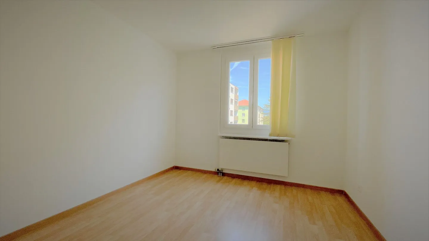 Spacious 3.5 room apartment in a quiet area with balcony, parking space and good accessibility - Photo 9 of 12