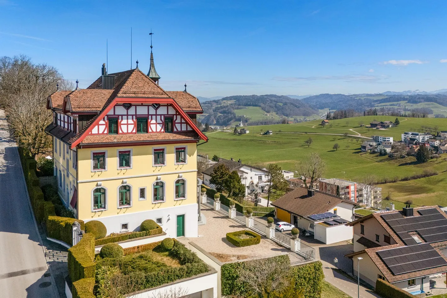 Résidence majestueuse avec panorama alpin et élégance intemporelle - Photo 1 sur 4