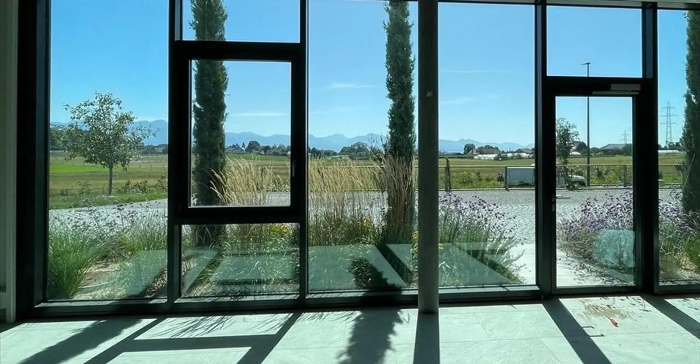 Un'arcata luminosa in un nuovo edificio immerso nel verde - Foto 3 di 8