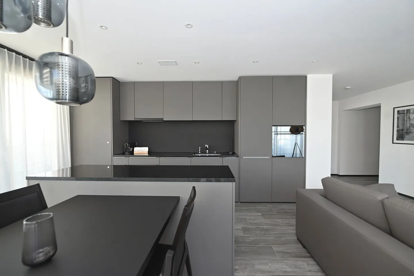 Three Point - Charming 2.5-Room Apartment - Photo 3 of 10