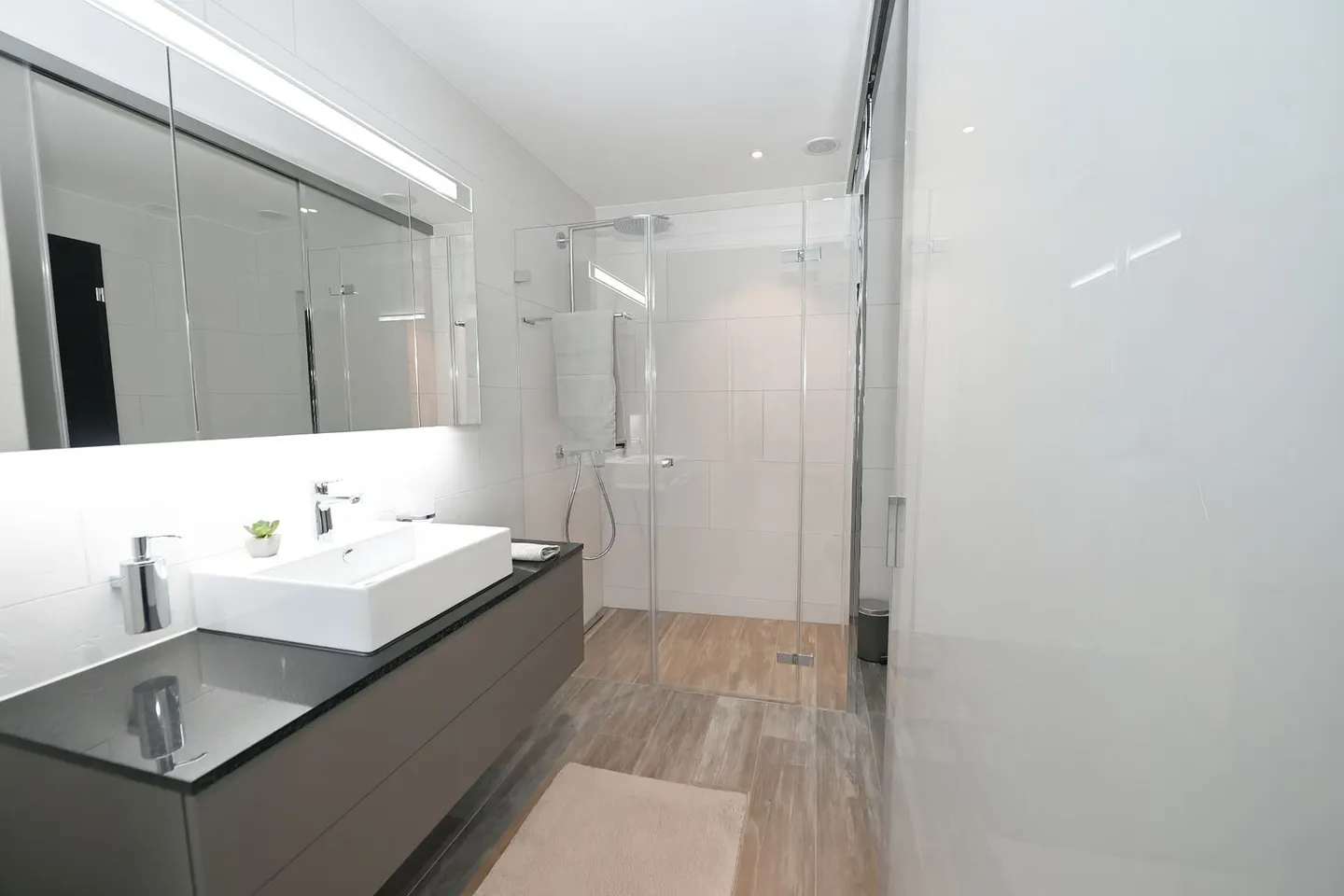 Three Point - Charming 2.5-Room Apartment - Photo 5 of 10