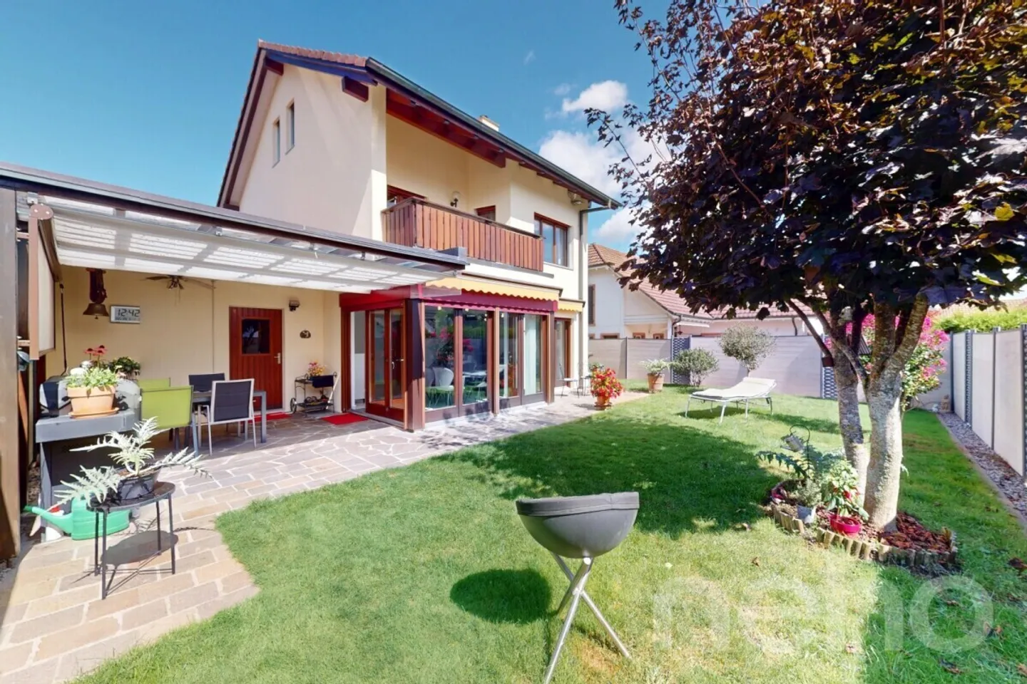 Casa unifamiliare ben tenuta con giardino, camino e garage - Foto 3 di 12