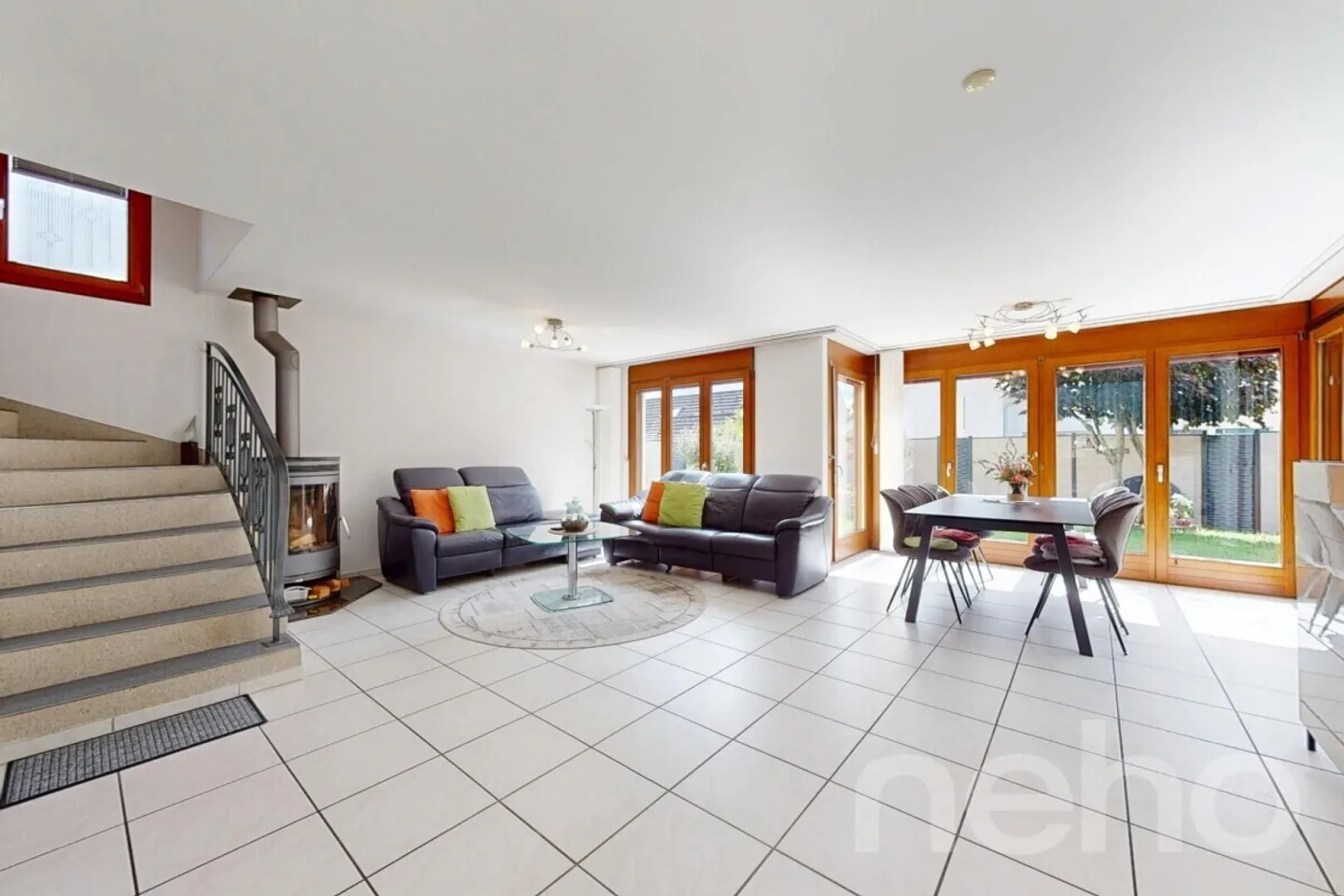 Casa unifamiliare ben tenuta con giardino, camino e garage - Foto 9 di 12