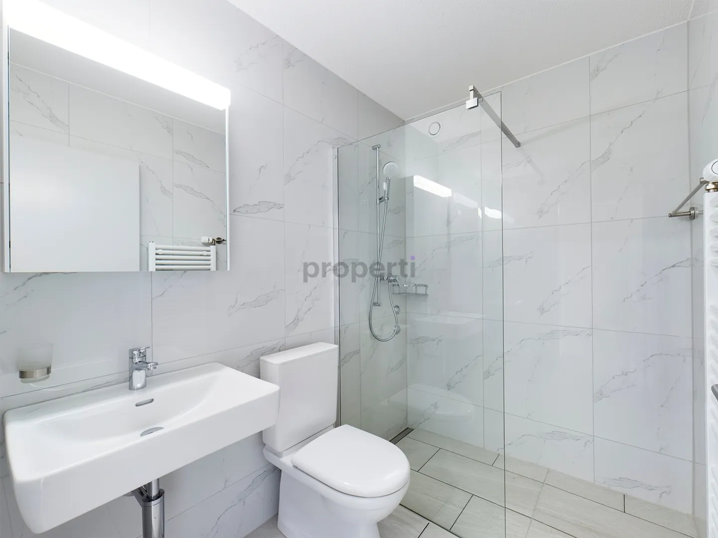 Appartamento completamente ristrutturato con balcone vicino alla città - Foto 5 di 7
