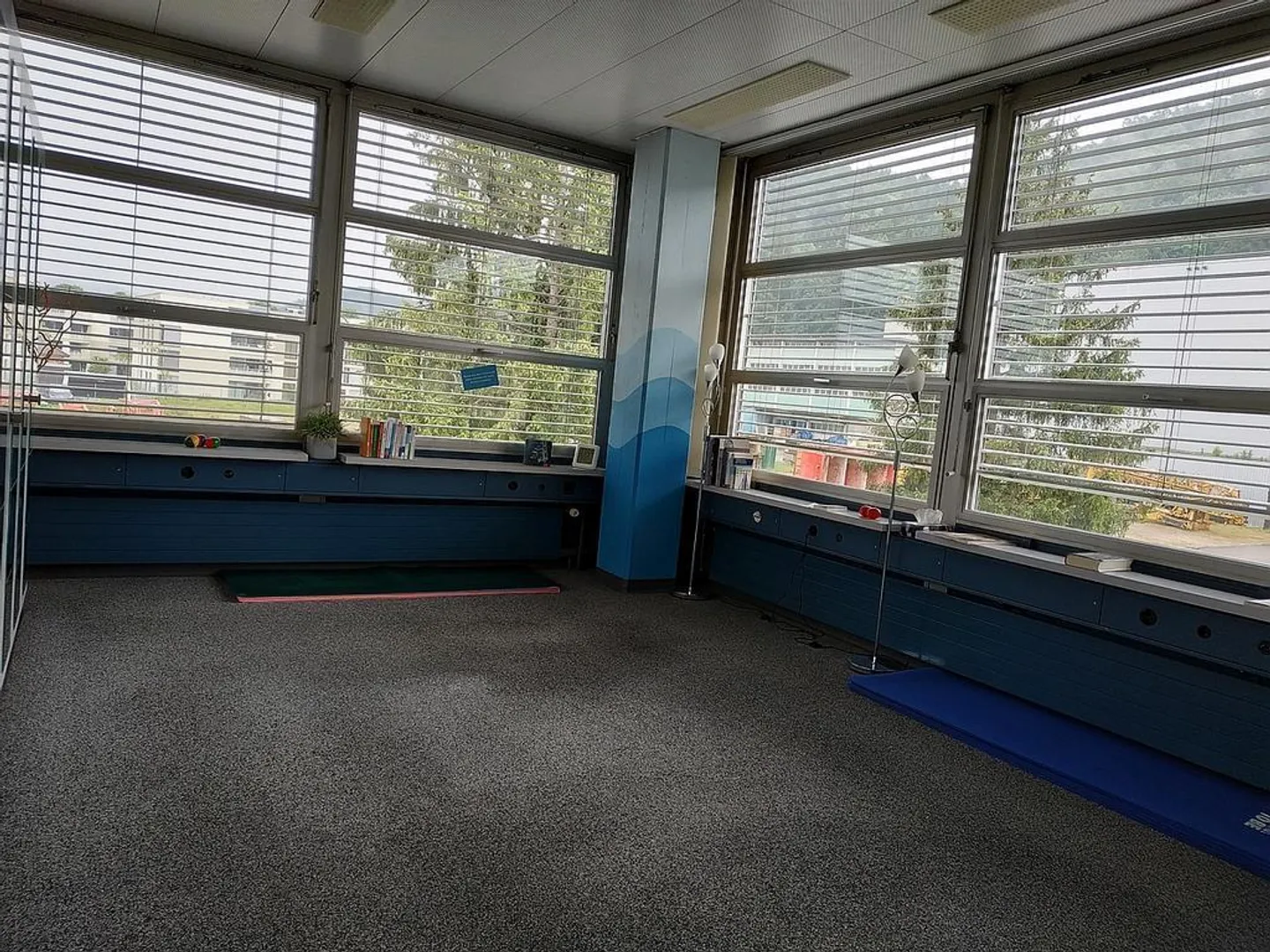 Espace Commercial Lumineux Près de la Gare d'Eglisau, Ancienne Source Minérale - Photo 3 sur 3