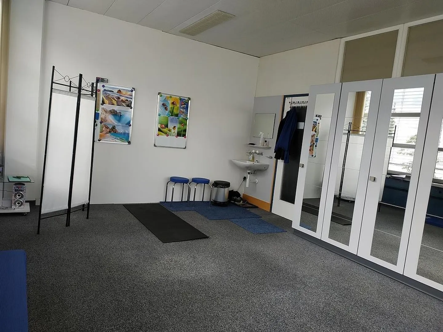 Espace Commercial Lumineux Près de la Gare d'Eglisau, Ancienne Source Minérale - Photo 2 sur 3