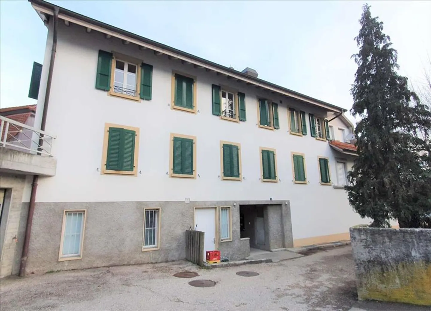 Beautiful apartment ideally located - Photo 1 of 3