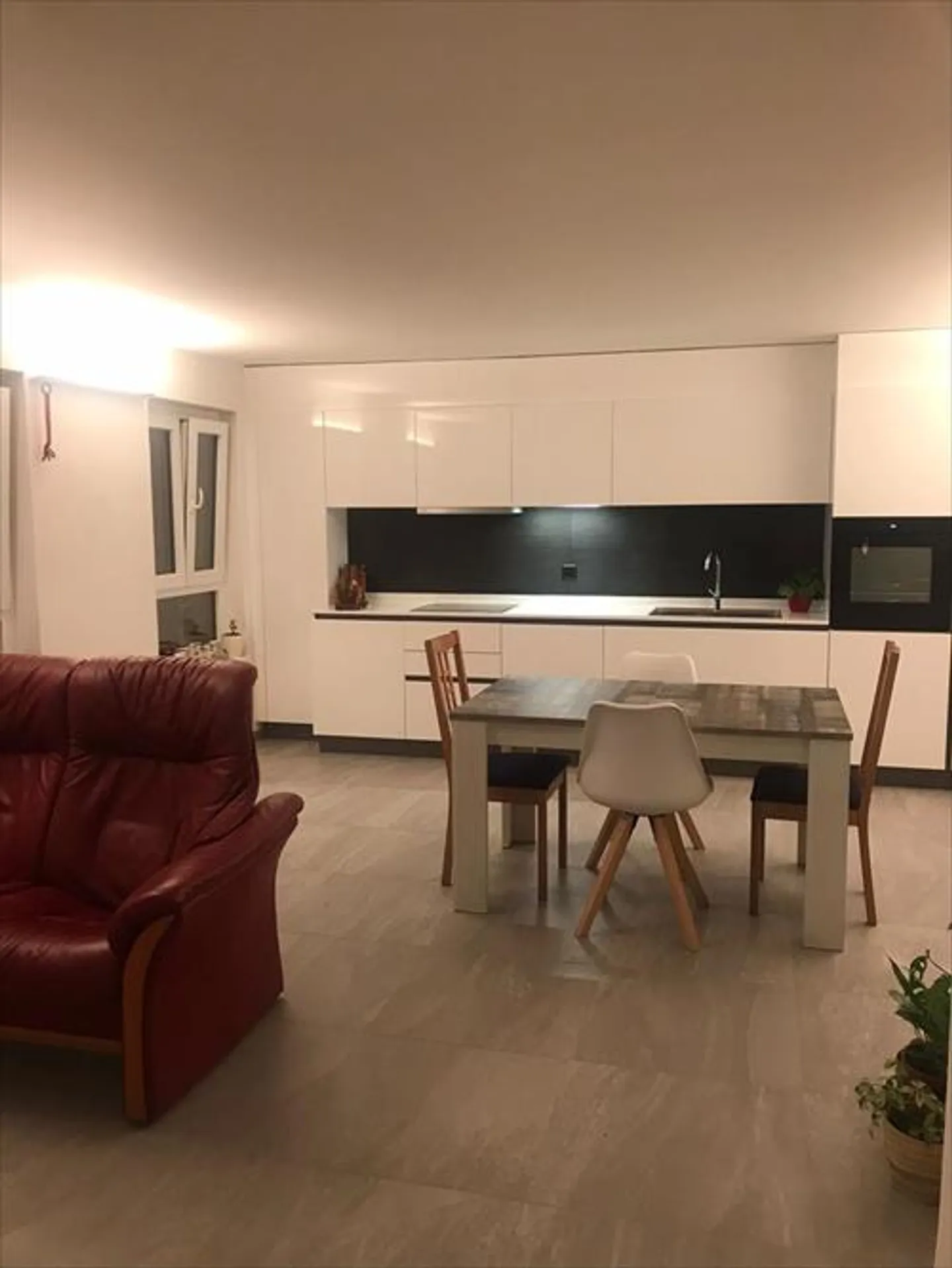 Beautiful apartment ideally located - Photo 2 of 3