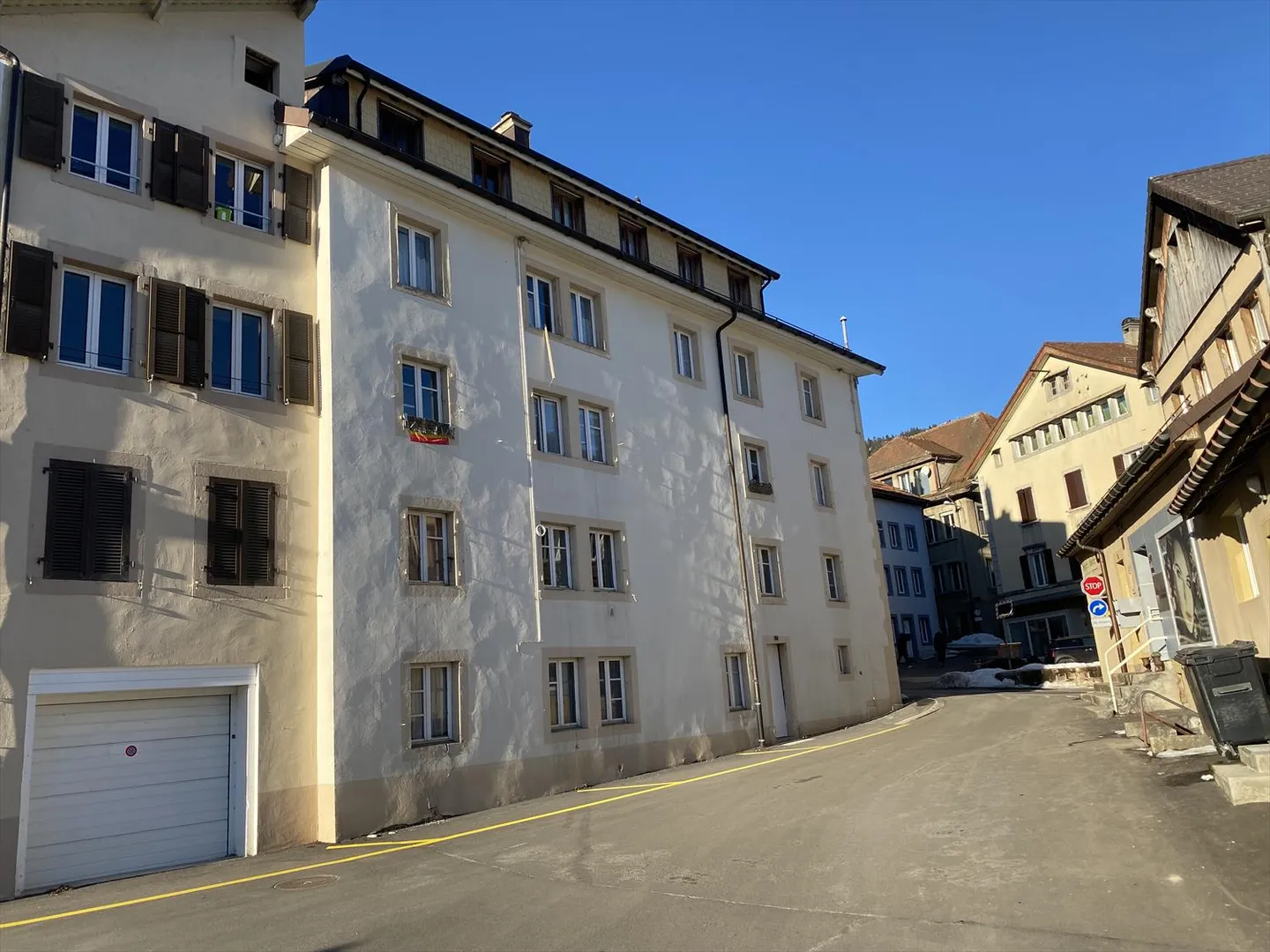 Grand appartement lumineux de 4,5 pièces au rez-de-chaussée au centre - Photo 3 sur 10