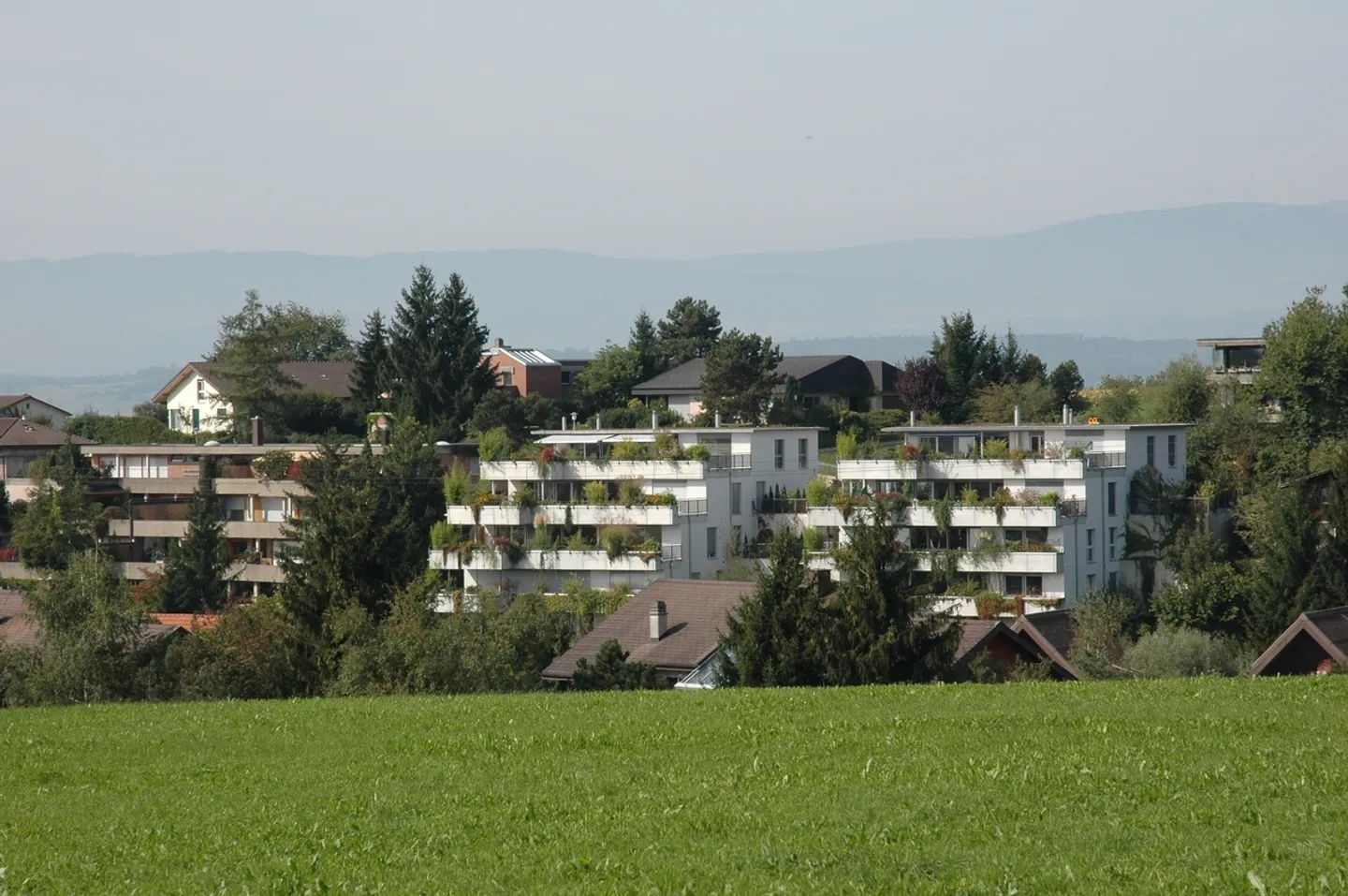 Appartement moderne de 4,5 pièces avec terrasse et vue dégagée au sud à Kerzers - Photo 1 sur 13