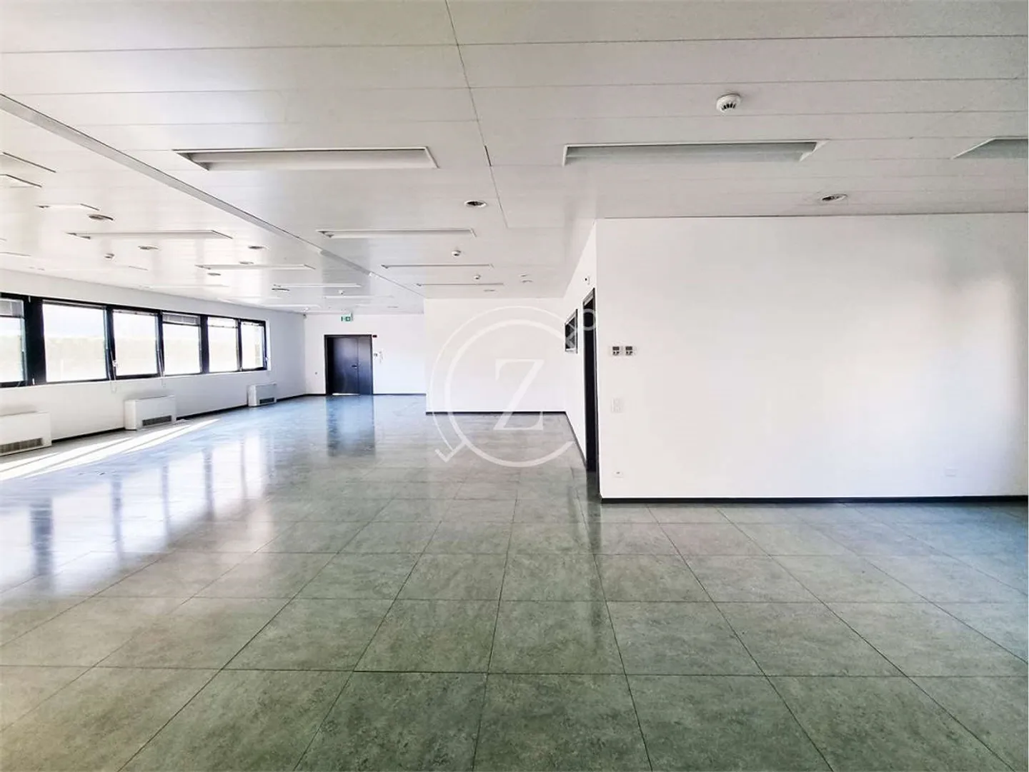 Nous louons un bureau rénové - Photo 2 sur 7