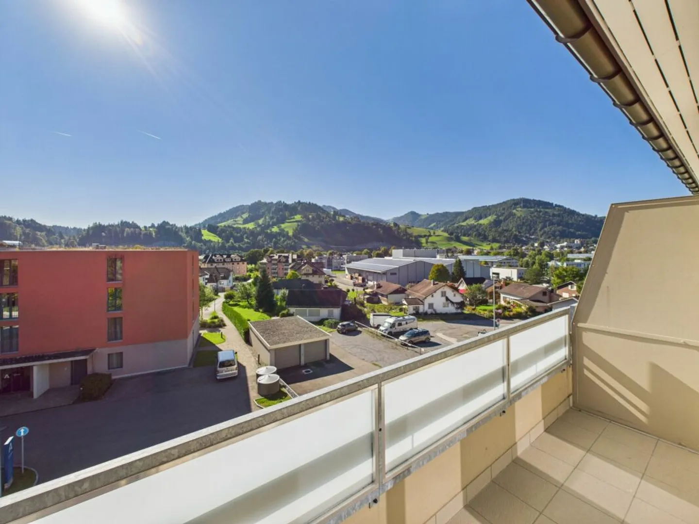 Charmante Dachwohnung mit Aussicht - Foto 1 von 7