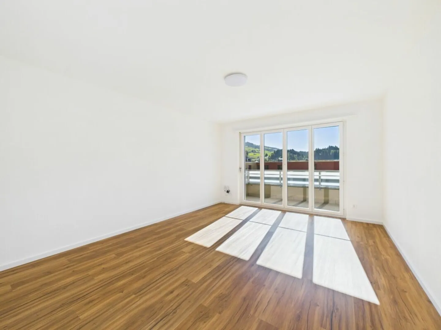 Charmante Dachwohnung mit Aussicht - Foto 2 von 7