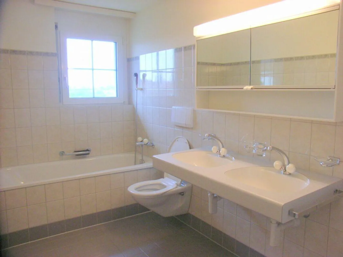 4.5-room apartment with fireplace and 2 balconies - Photo 12 of 14