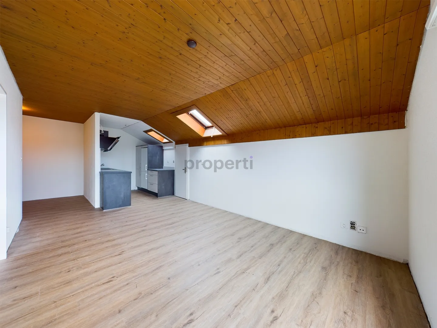 Camere luminose, cucina aperta e parcheggio incluso - Foto 2 di 7